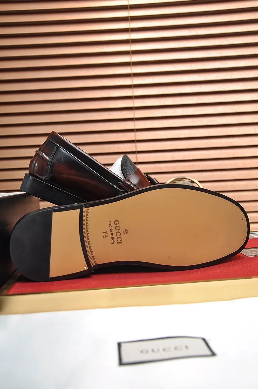 Men's shoes💰560💶Italy's top luxury men's shoe giant (GUCCI) (Gucci) (full cowhide lining) new arrival🍃Original European style🔰 Pleasant to the eye😍In order to make the shoes more durable and non-deformable🌀The production continues to follow traditional methods but there is still no lack of innovation💪Choose original sheepskin for the leather♻️ Smooth and natural And extra bright ⭐Made of imported cowhide, the first choice of rich people 38-45 (45 customized)